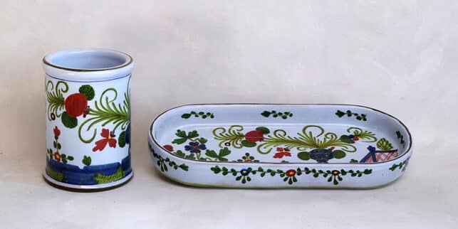 portapenne e vassoietto in ceramica decorata a Garofano