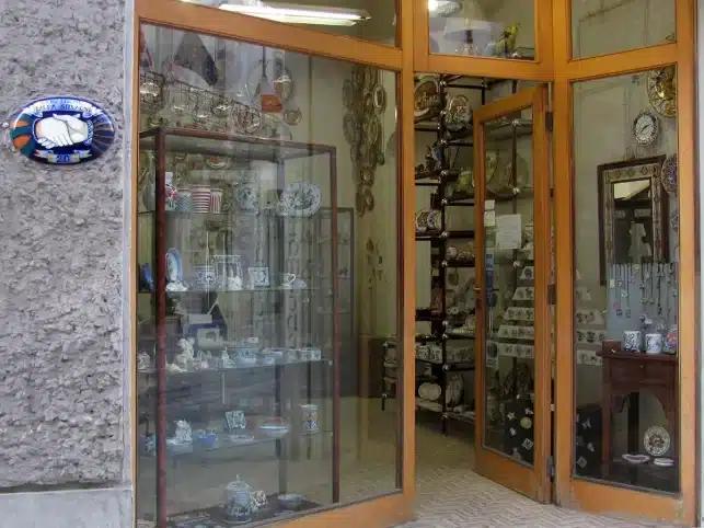 showcase of Laura Silvagni pottery store in Faenza, Italy