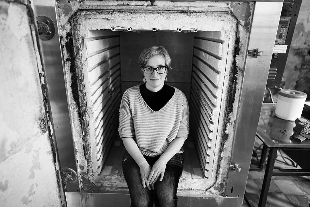 Elisa Suzzi in the ceramics kiln, La Vecchia Faenza