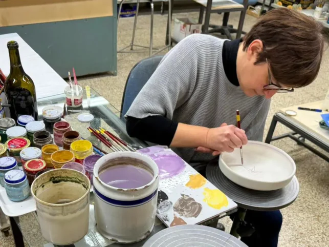 Elisa decora la maiolica