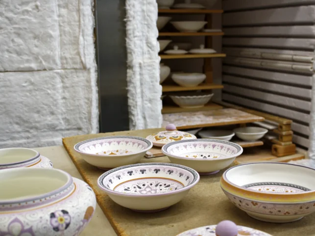 Ceramiche decorate pronte da infornare