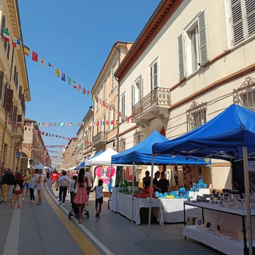 le bancarelle di maioliche ad Argillà Italia Faenza 2024